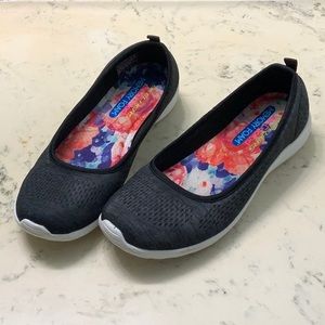 Women’s 7.5 Skechers Floral Print Slip-Ons